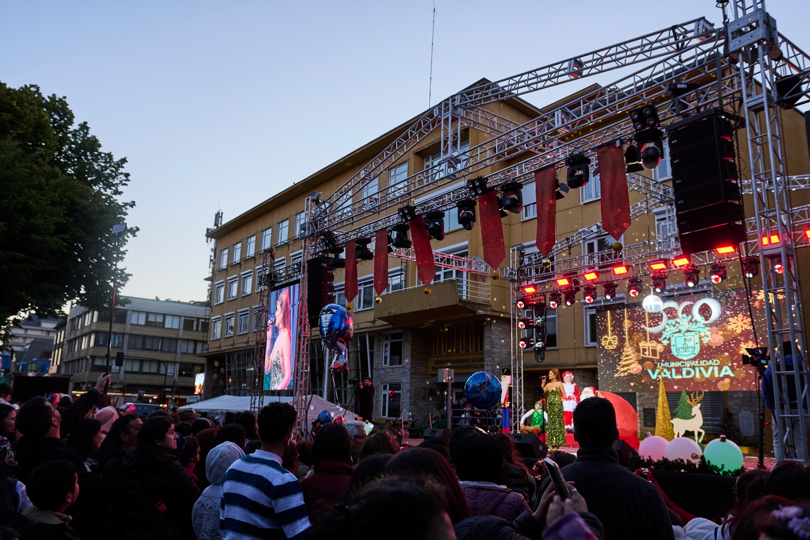 Valdivia: Este viernes se realizará el tradicional encendido...<span class="font-thin text-xs"> [Leer más]</span>