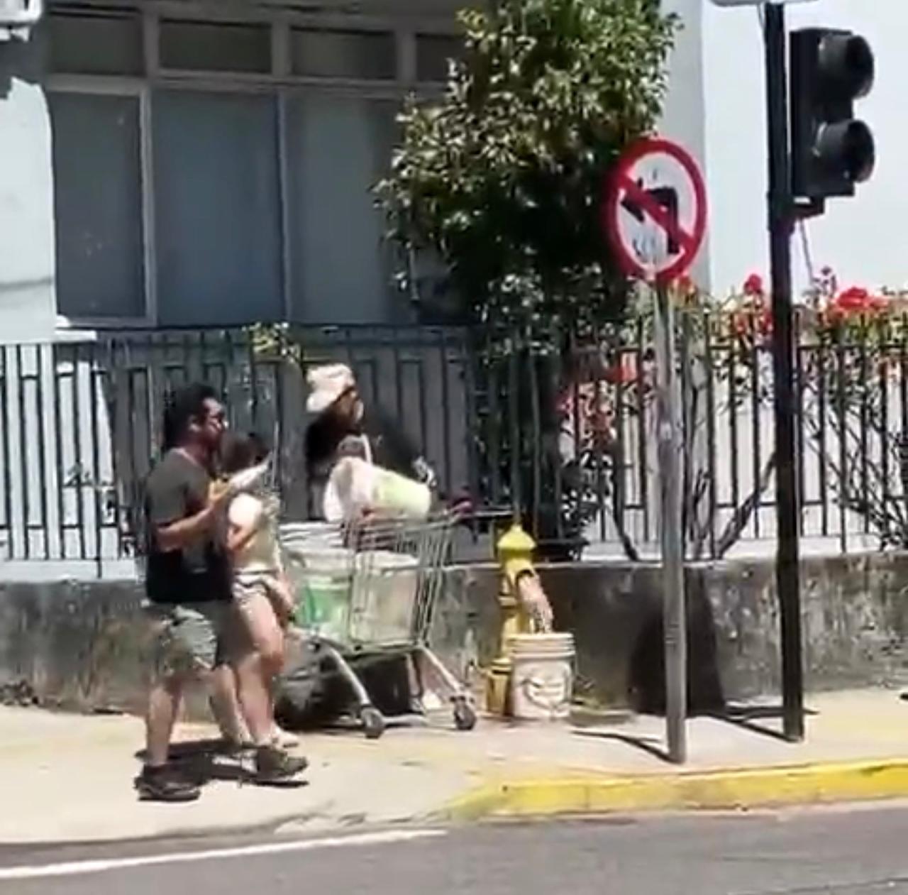 Hombre abrió grifo para llenar baldes personales en Valdivia