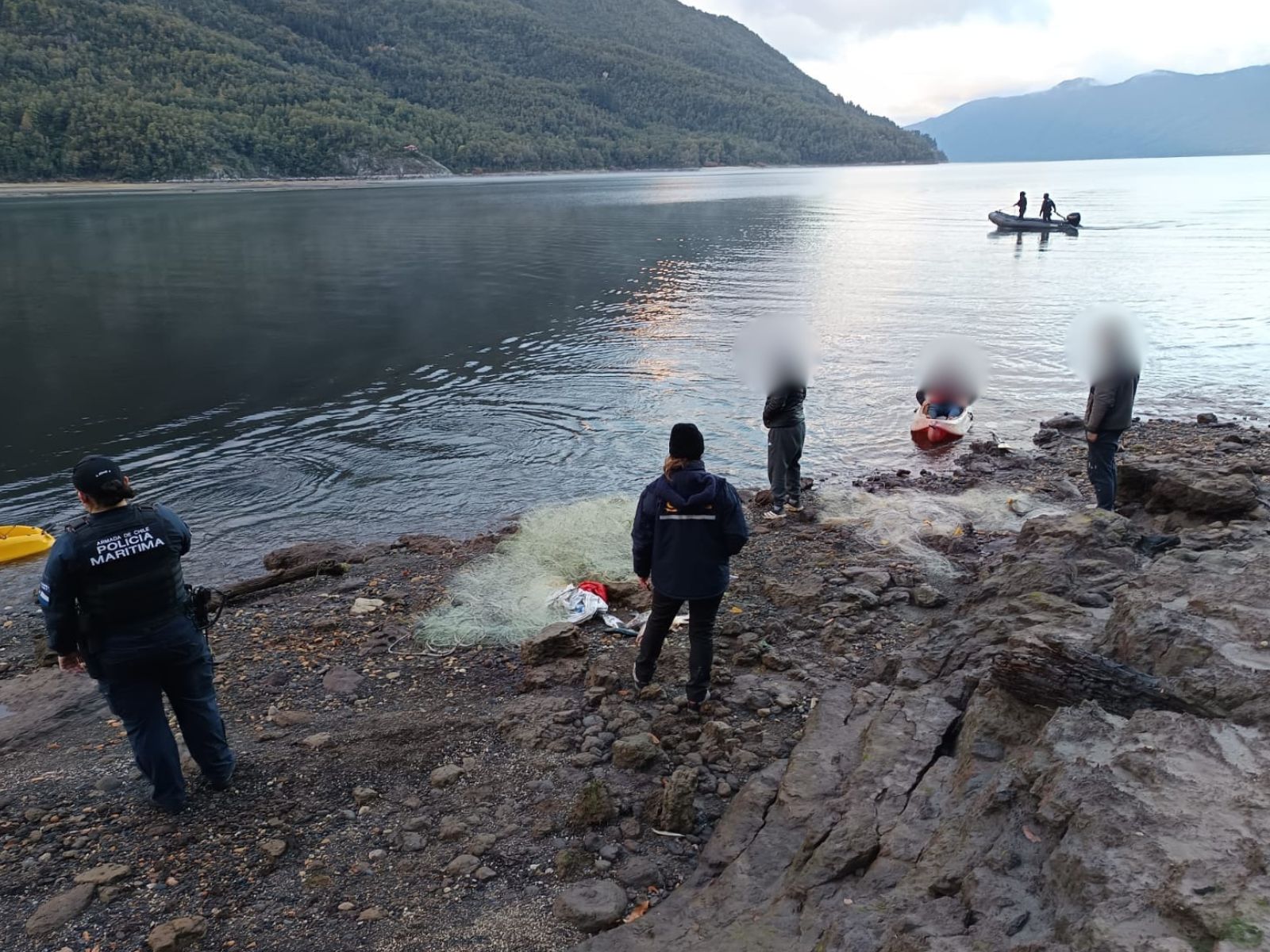 Sorprenden a un grupo de personas instalando redes en la desembocadura del río Blanco en La Araucanía