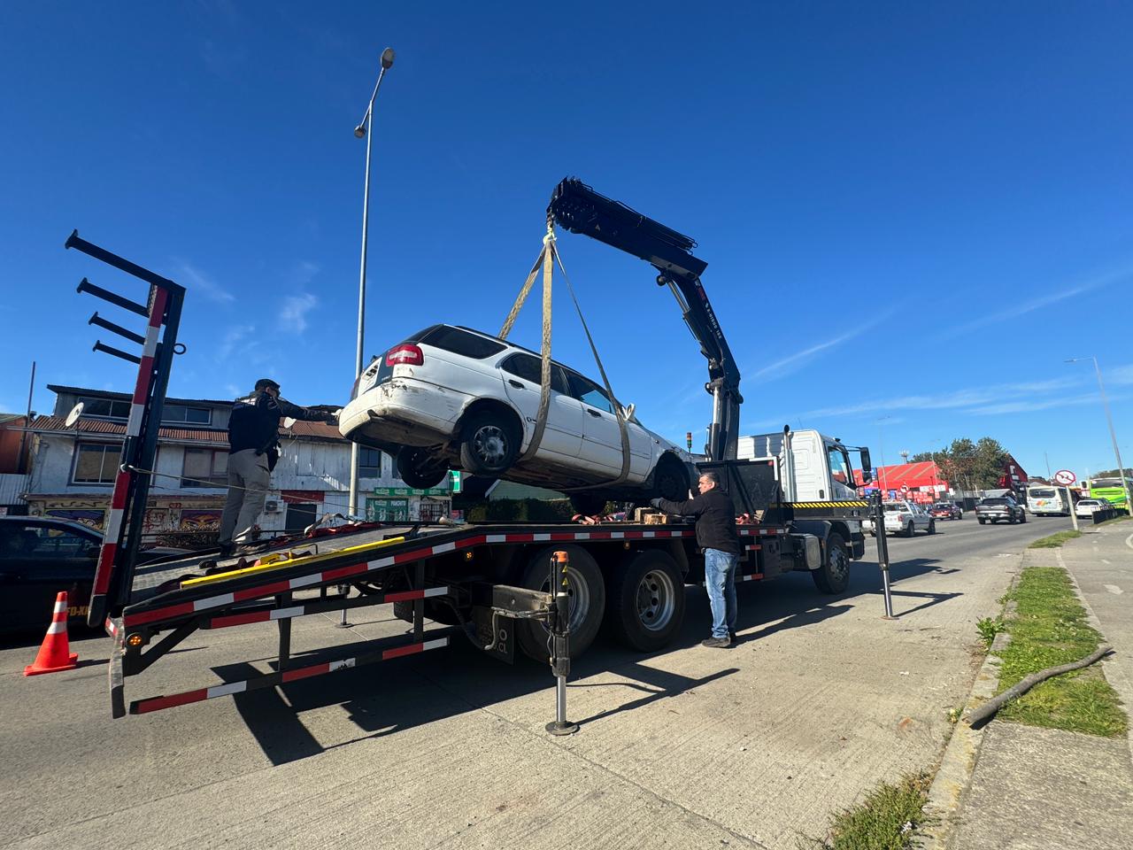 Valdivia: Concretan nuevo retiro de vehículo abandonado y aparcadero comunal llega a cerca de 150 móviles