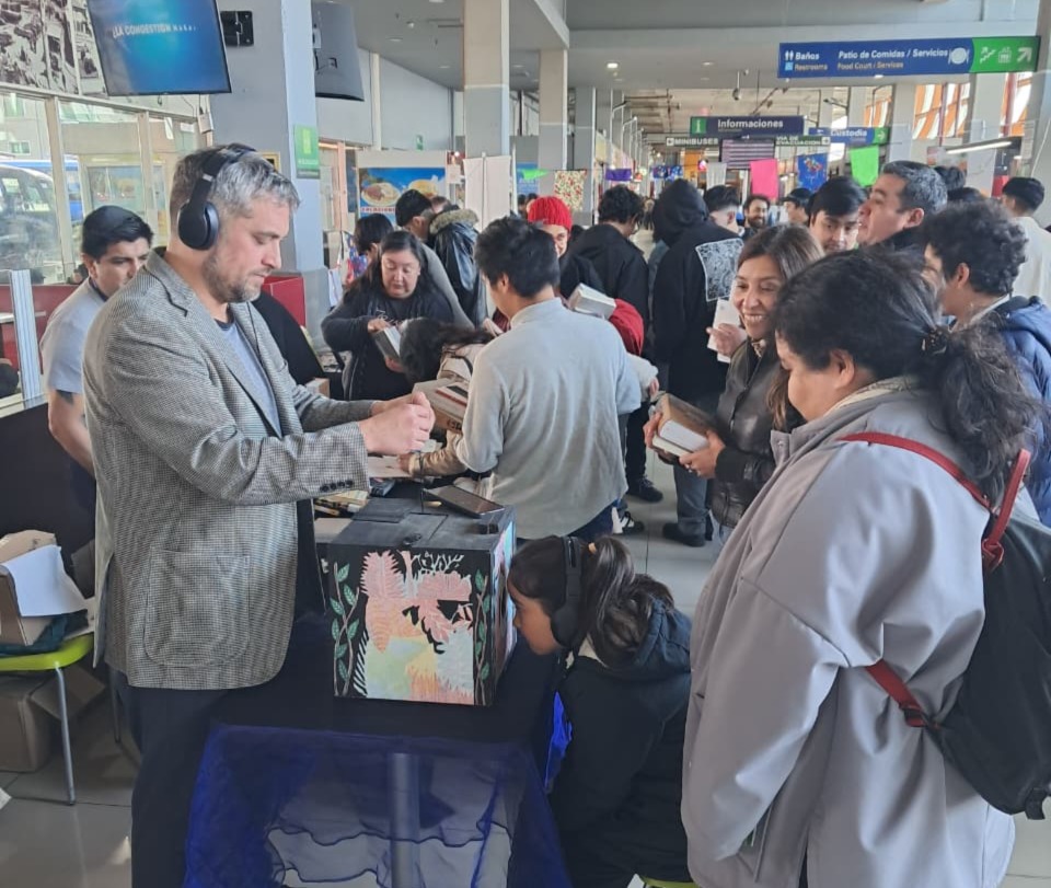Más de 300 libros fueron entregados gratuitamente al público en el Terminal de Buses de Puerto Montt en celebración del Día del Libro