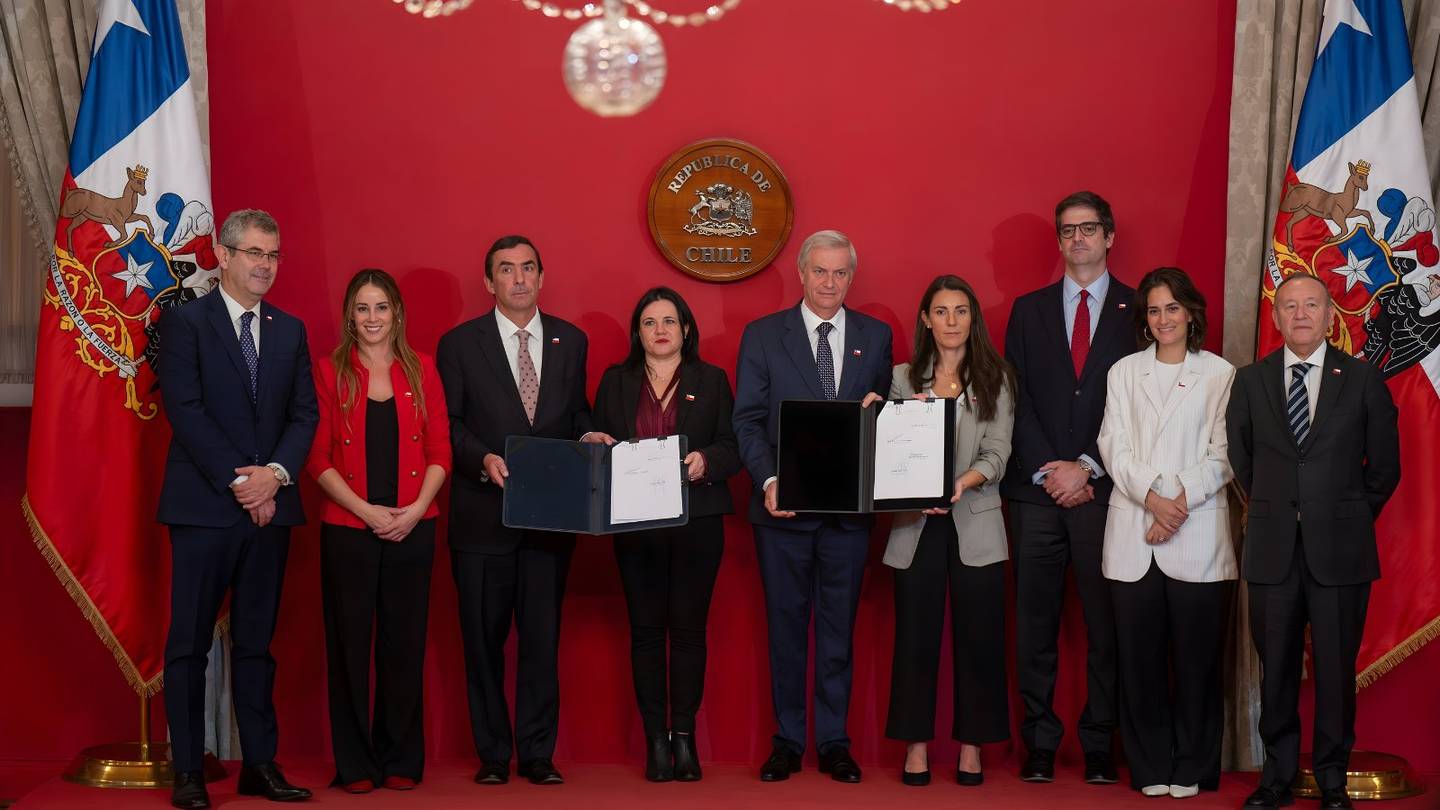 Presidente José Antonio Kast firma dos proyectos de ley para mejorar la seguridad en recintos educacionales