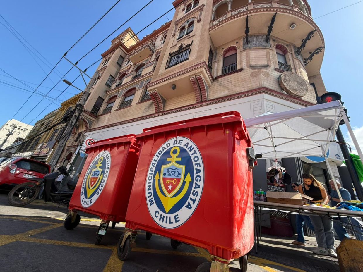 Municipio de Antofagasta advierte multas por basura y escombros en frontis de viviendas