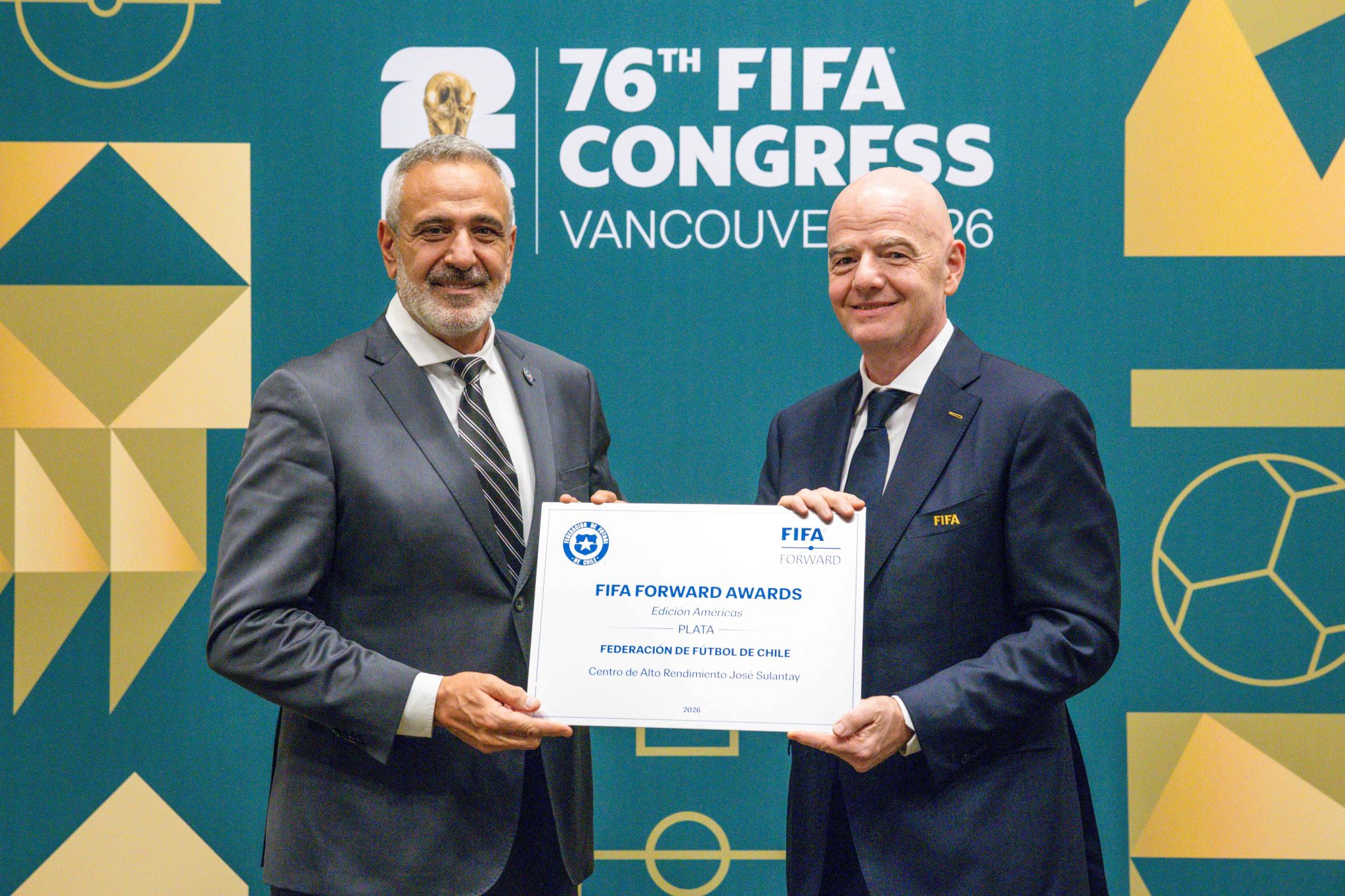 FIFA premia a Chile: Pablo Milad recibe galardón de plata en Premios FIFA Forward