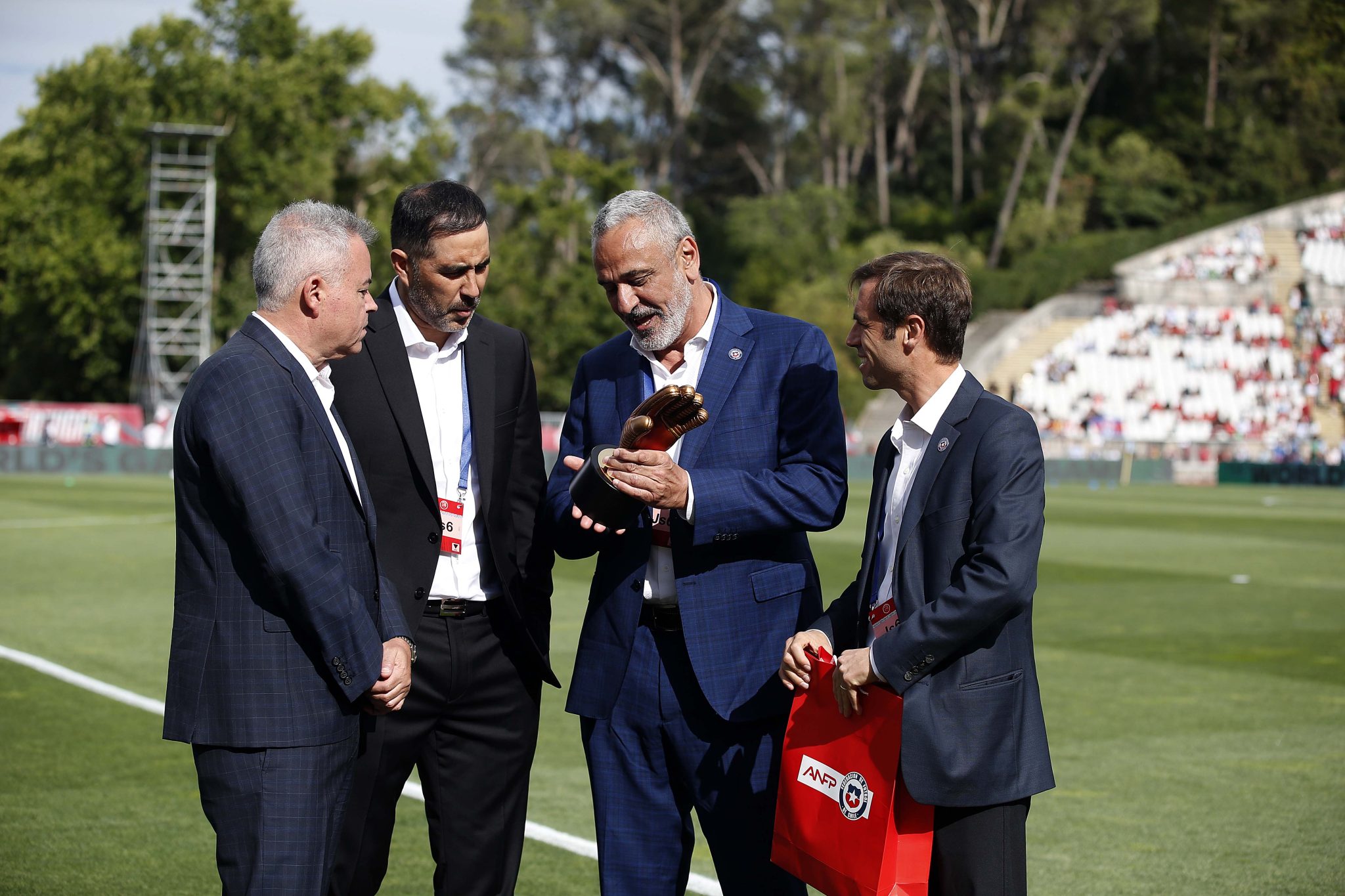 Federación de Fútbol de Chile reconoció a Claudio Bravo por su trayectoria y larga capitanía en la Selección Chilena