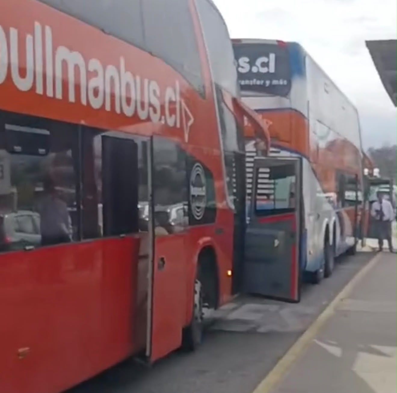 Pullman Bus deja pasajeros fuera del Terminal de La Serena ante el no pago del uso de andenes