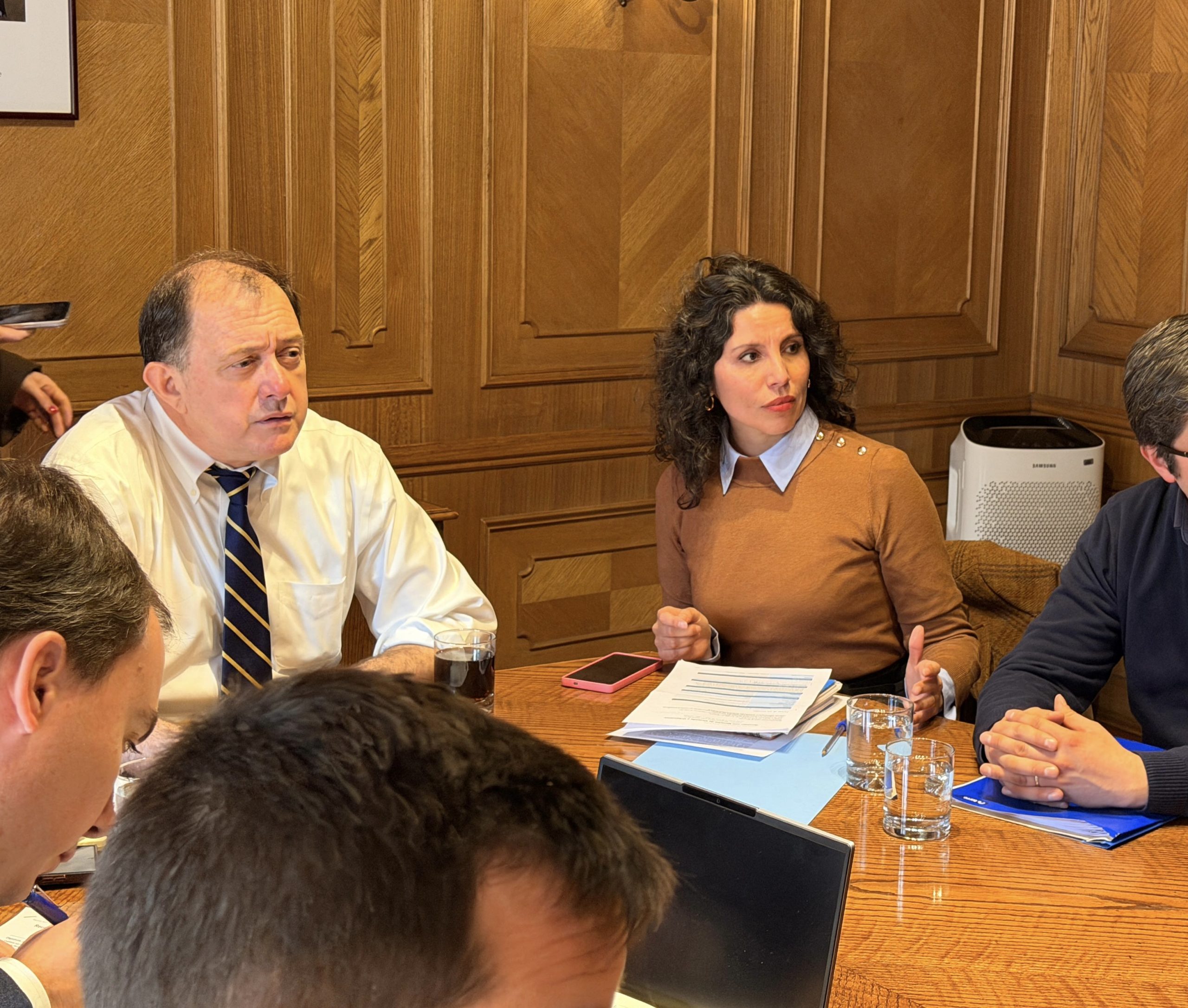 “La casa propia no se puede postergar más”: Senadora Gatica lleva al ministro Poduje demandas de comités de vivienda de Los Ríos