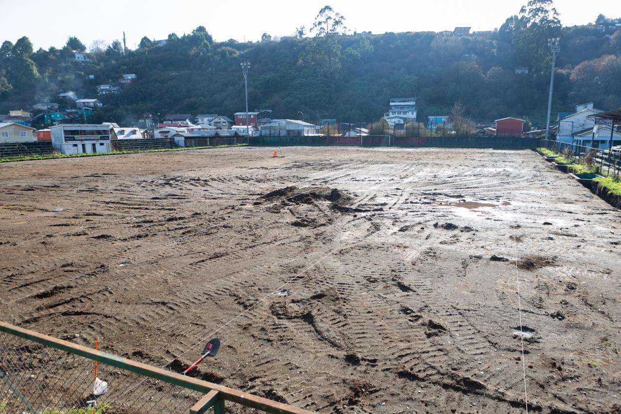 Avanzan obras para instalar la nueva cancha sintética en el Estadio Lintz de Puerto Montt