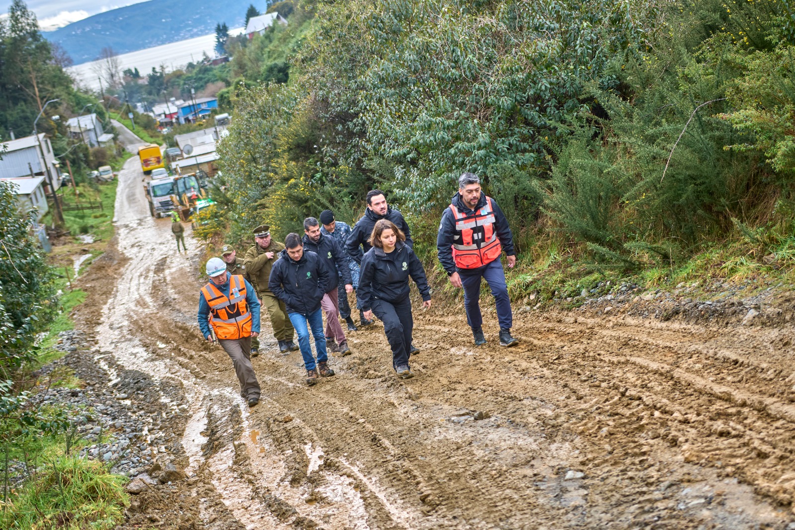 Municipio de Valdivia entregó más de 300 ayudas sociales y despliega maquinarias en apoyo a Corral