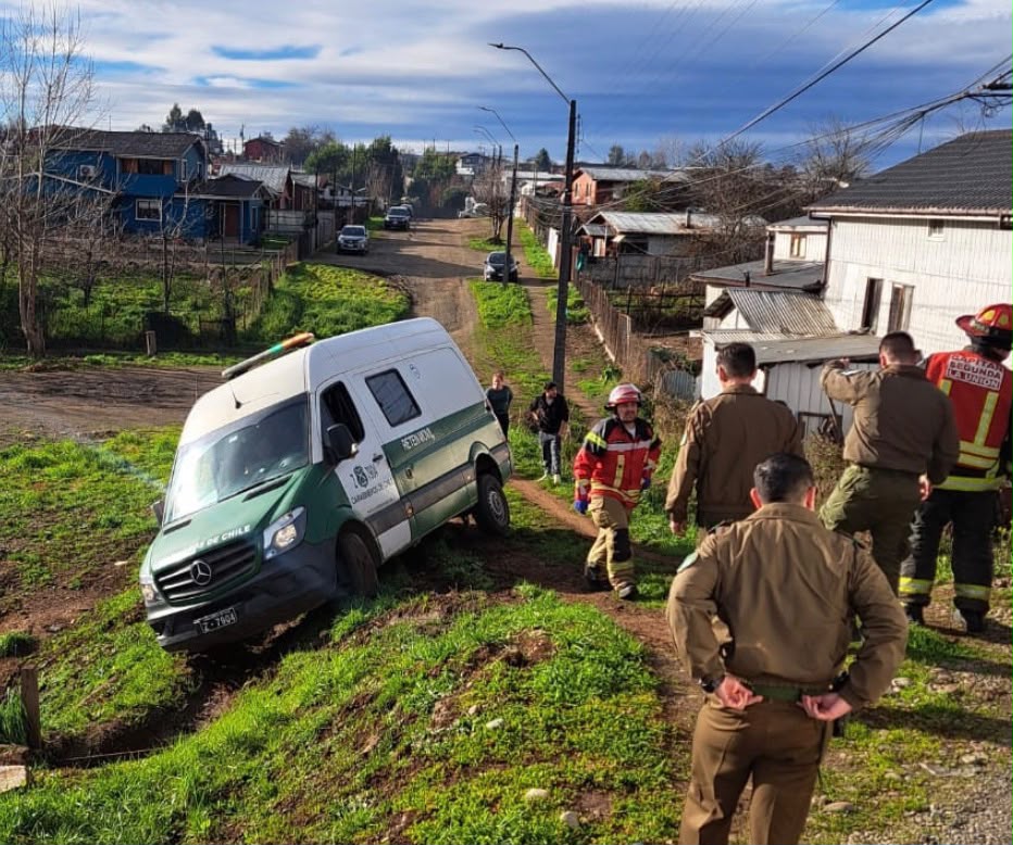 Vehículo de Carabineros sufrió despiste en la comuna...<span class="font-thin text-xs"> [Leer más]</span>