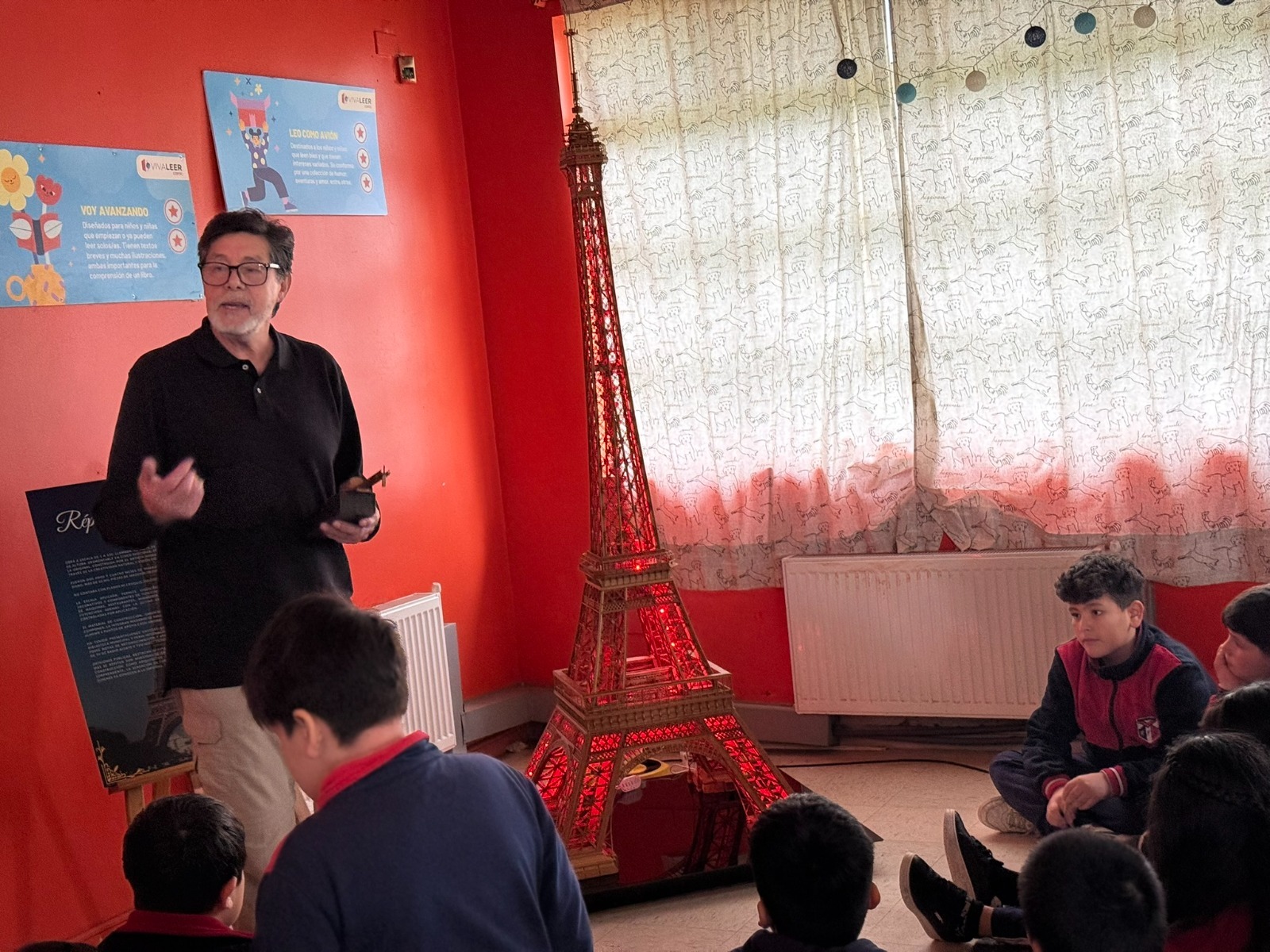 “La torre de madera”: La impresionante réplica a escala de la Torre Eiffel que recorre la Región de Los Ríos