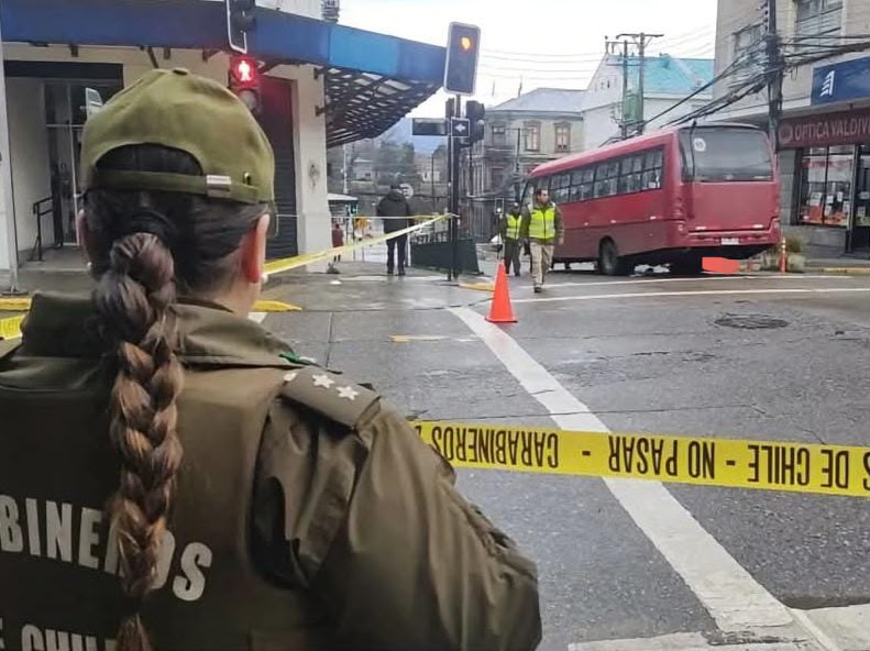 Conductor de microbús quedó con arresto domiciliario nocturno tras atropello fatal en Valdivia