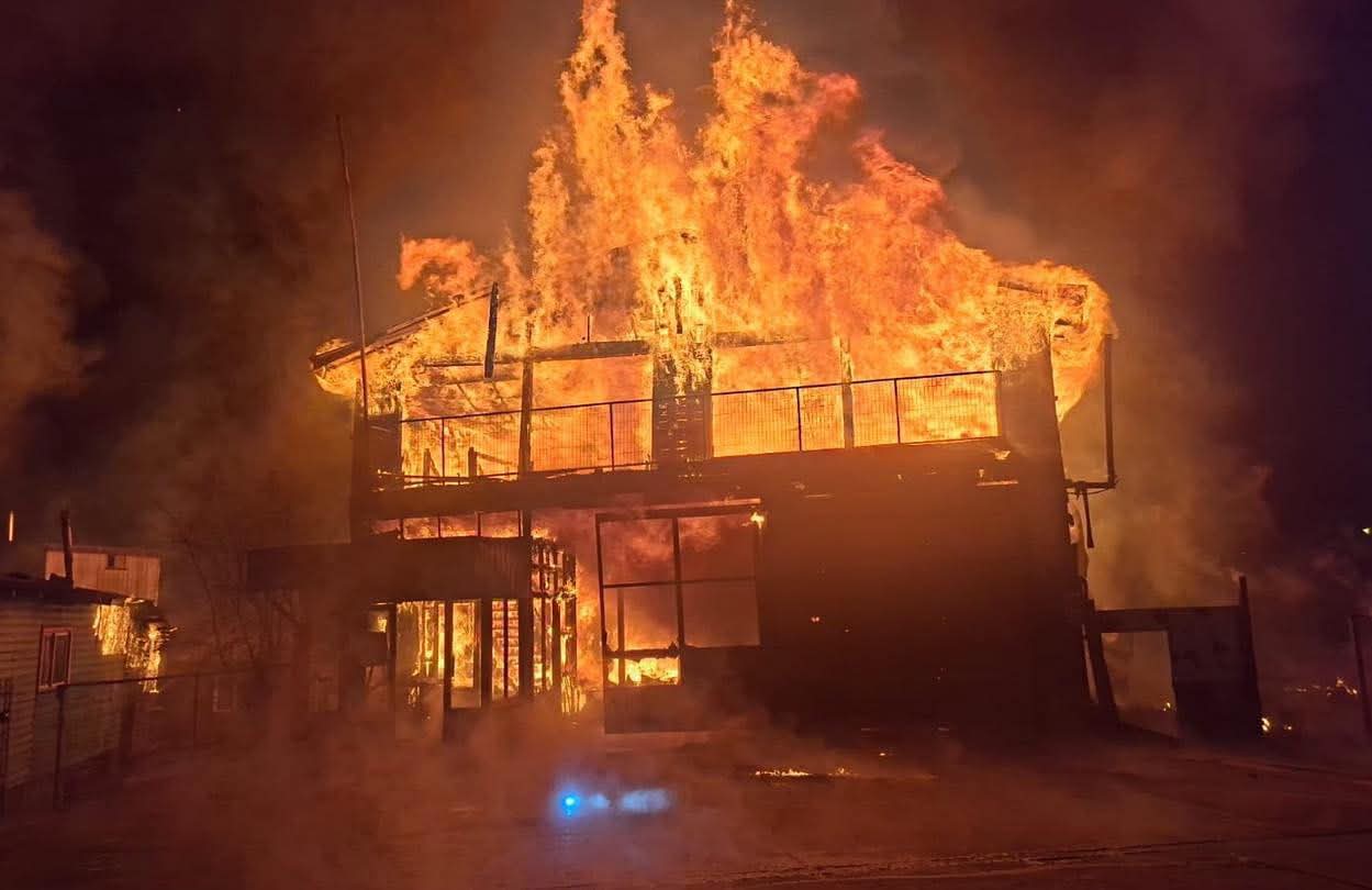 Devastador incendio destruyó cuartel de Bomberos y viviendas...<span class="font-thin text-xs"> [Leer más]</span>
