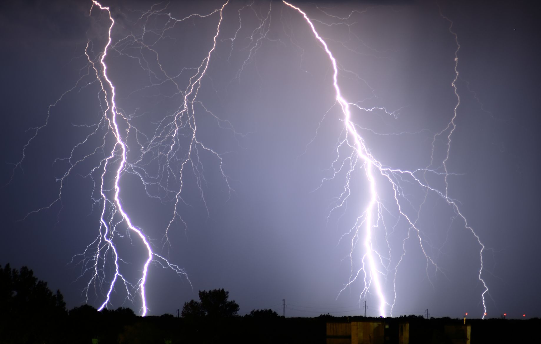Emiten aviso por probables tormentas eléctricas para las regiones de Los Ríos y Los Lagos