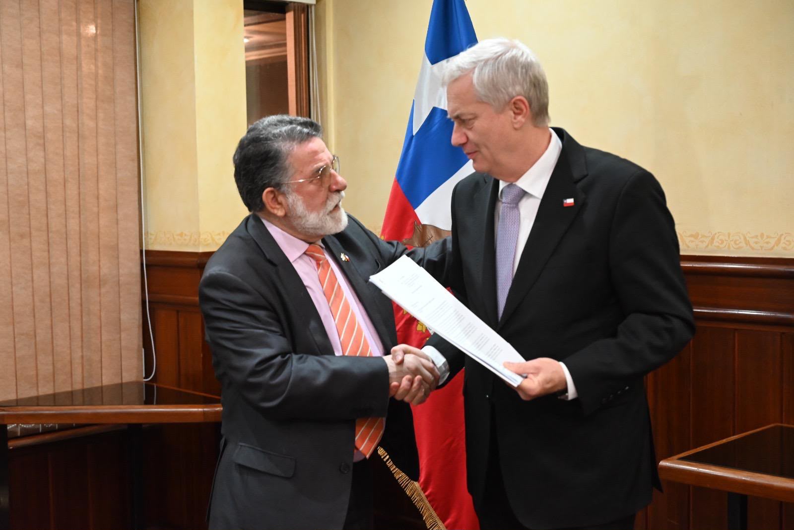 Gobernador Cuvertino planteó al Presidente Kast prioridades regionales...<span class="font-thin text-xs"> [Leer más]</span>