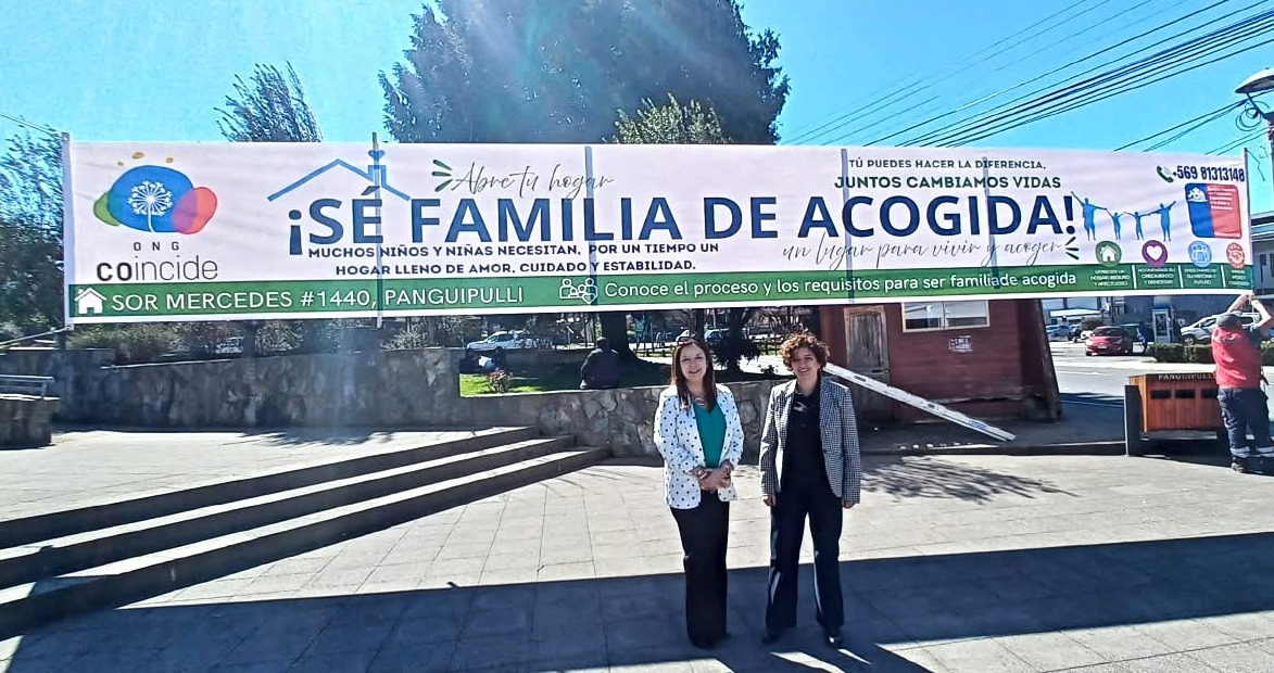 Instalaron gigantografía en el centro de Panguipulli para captar Familias de Acogida