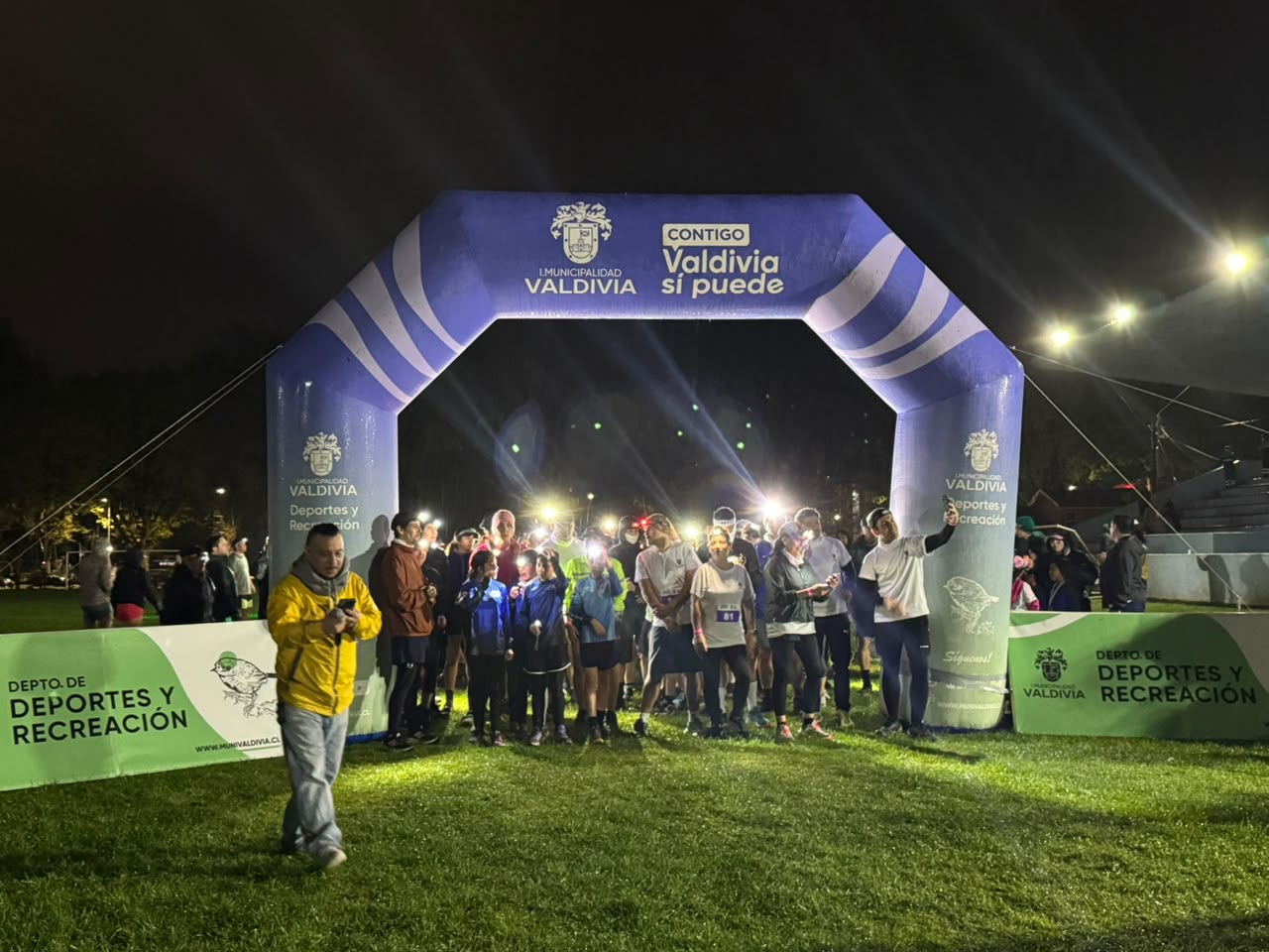 Cerca de 250 personas participaron de la Corrida Nocturna organizada por el municipio de Valdivia
