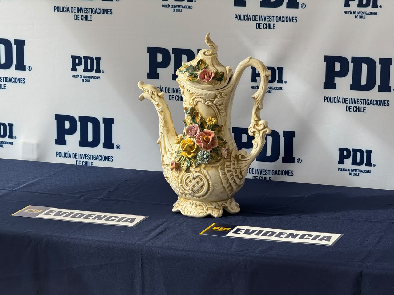 PDI recupera jarra Capodimonte sustraída desde tienda de antigüedades en Valdivia